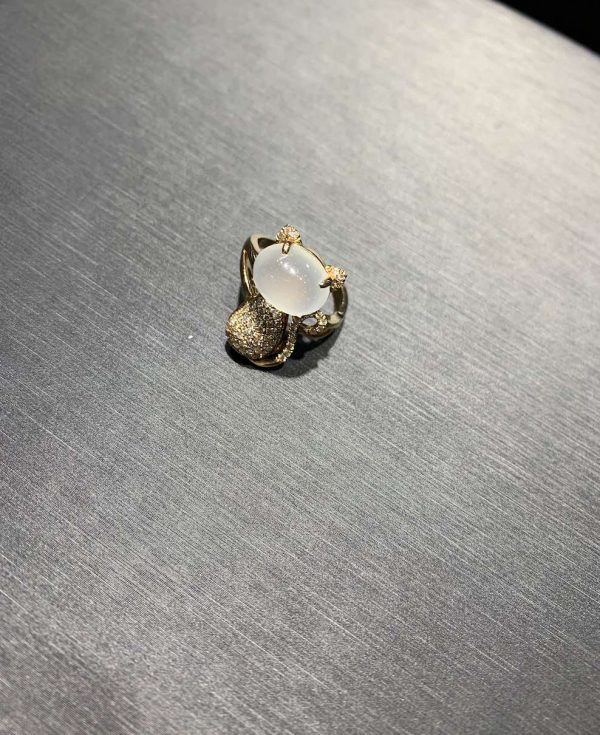Highly translucent icy cabochon cat design jadeite ring - Image 5