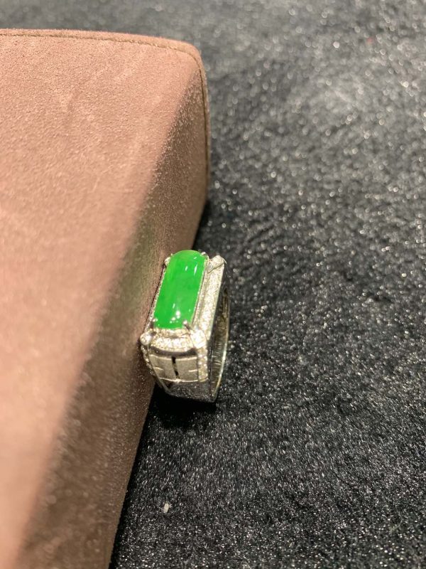 Icy translucent vibrant apple green saddle jadeite ring - Image 5