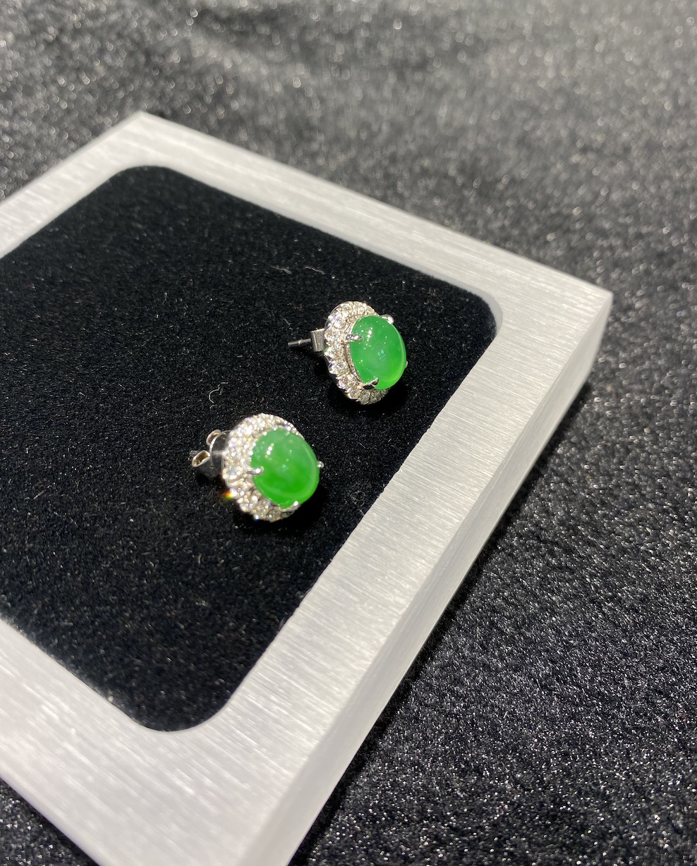 Highly translucent vivid apple green cabochon jadeite earring stud - Image 2