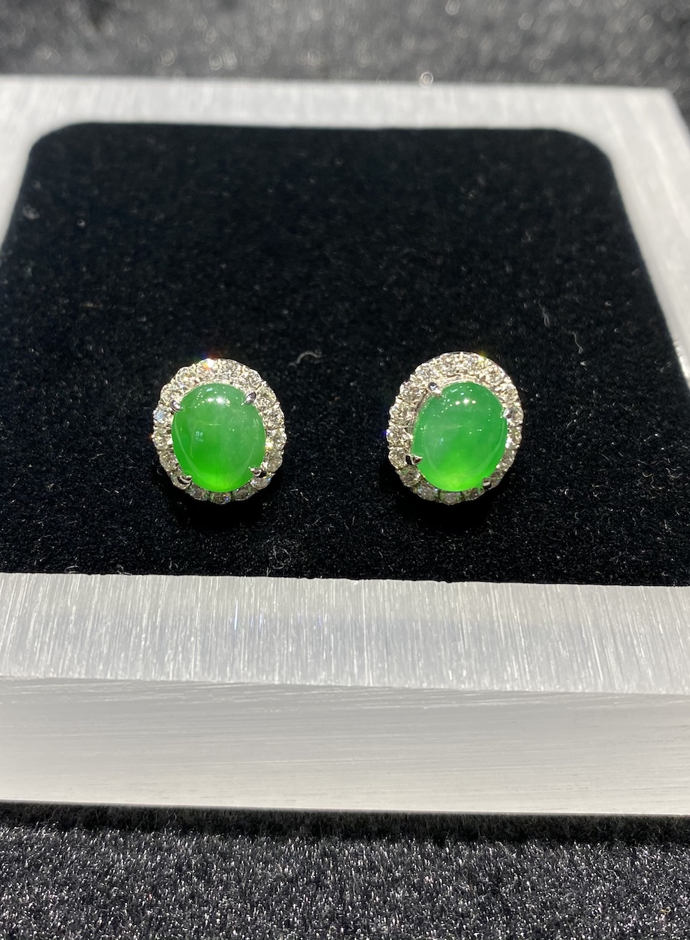 Highly translucent vivid apple green cabochon jadeite earring stud - Image 3