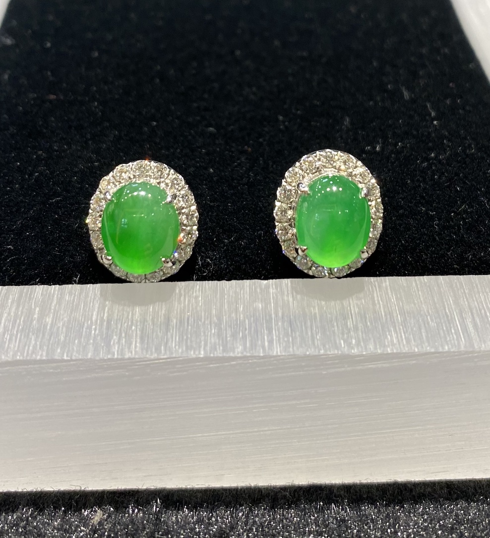 Highly translucent vivid apple green cabochon jadeite earring stud - Image 4