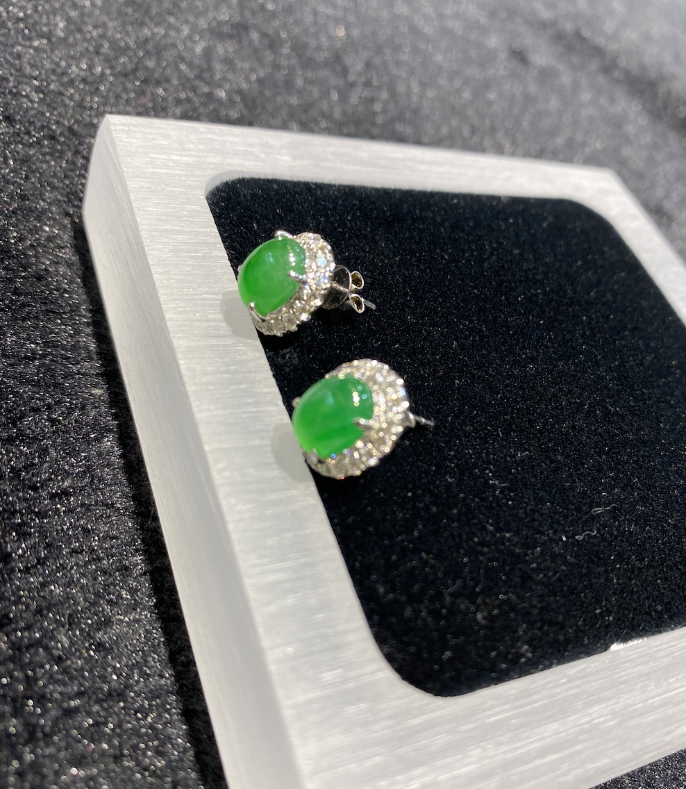 Highly translucent vivid apple green cabochon jadeite earring stud - Image 6
