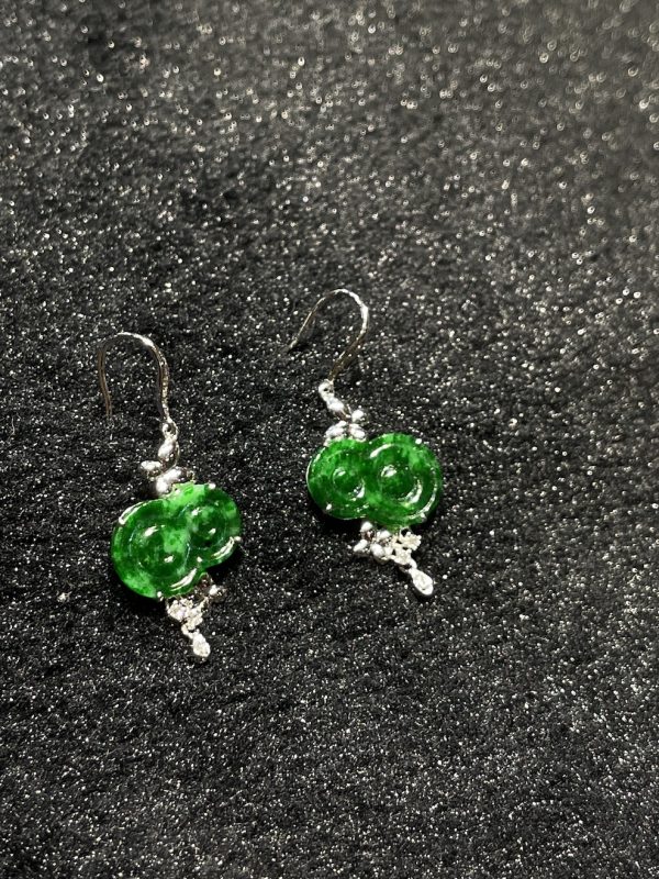 Translucent old pit green jadeite dangling earring - Image 2