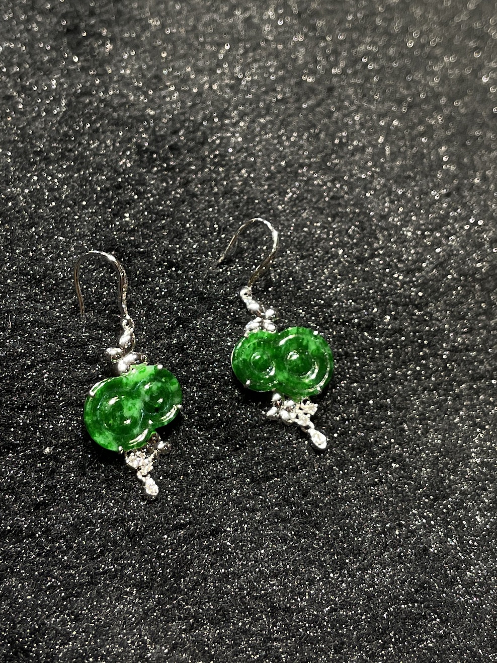 Translucent old pit green jadeite dangling earring - Image 2
