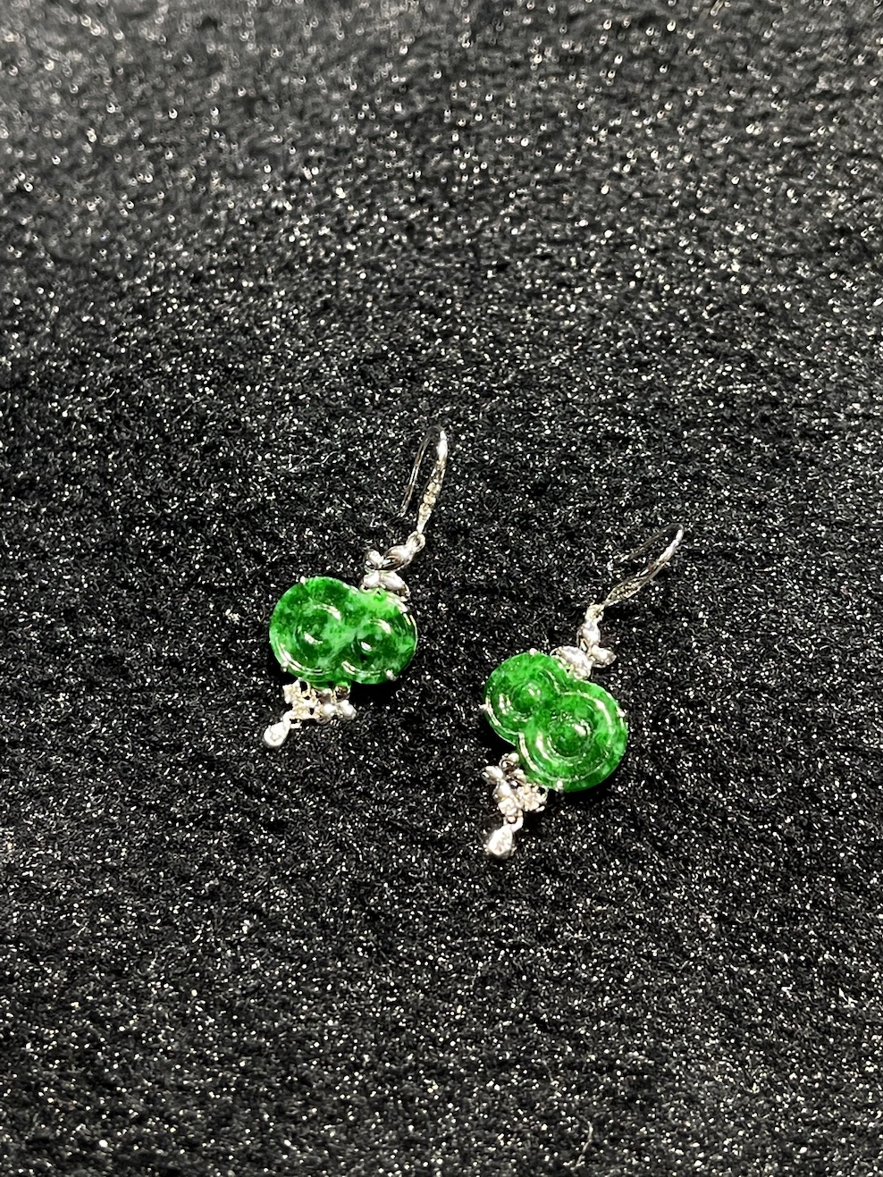 Translucent old pit green jadeite dangling earring - Image 3