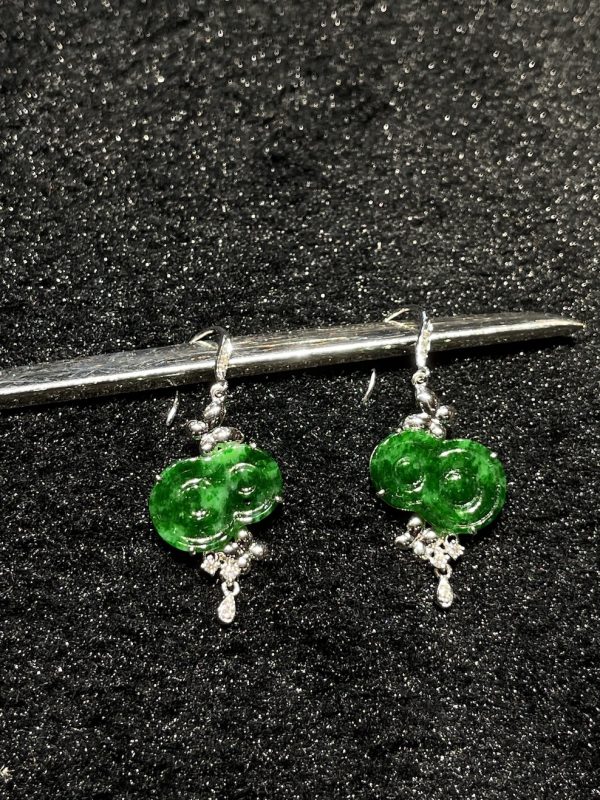 Translucent old pit green jadeite dangling earring - Image 4