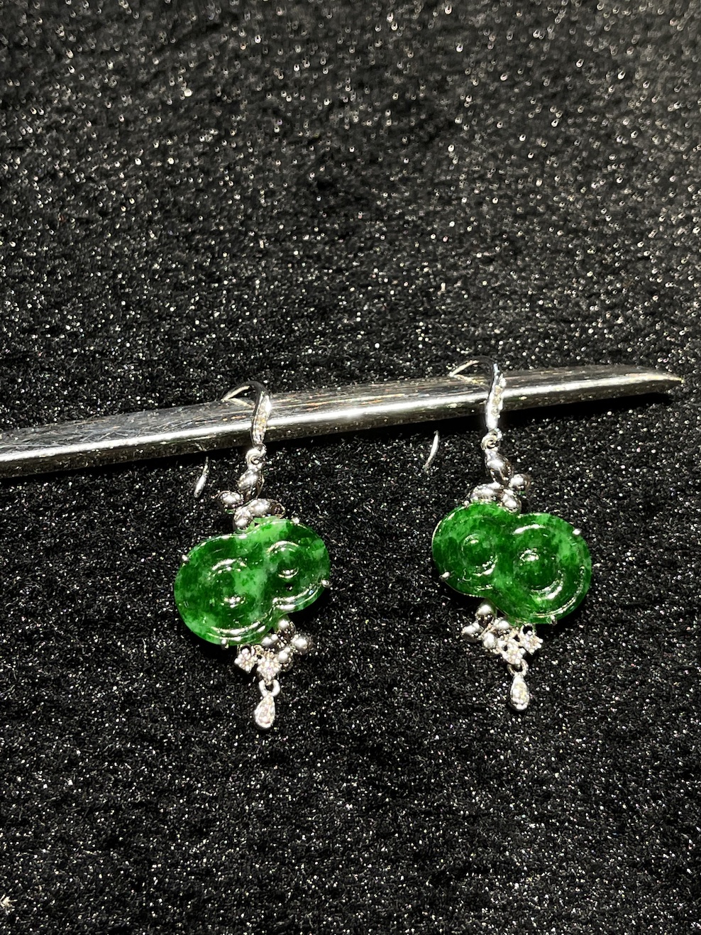 Translucent old pit green jadeite dangling earring - Image 4