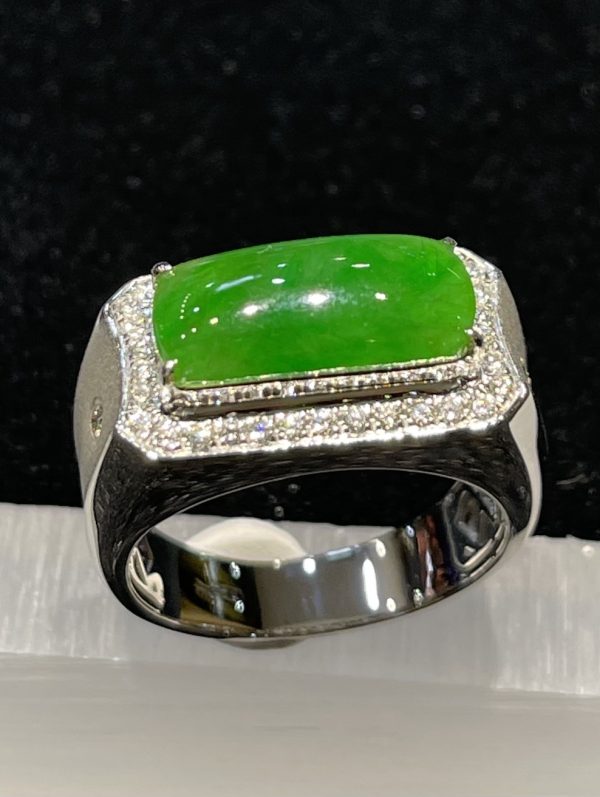 Icy translucent vibrant green saddle jadeite ring - Image 3