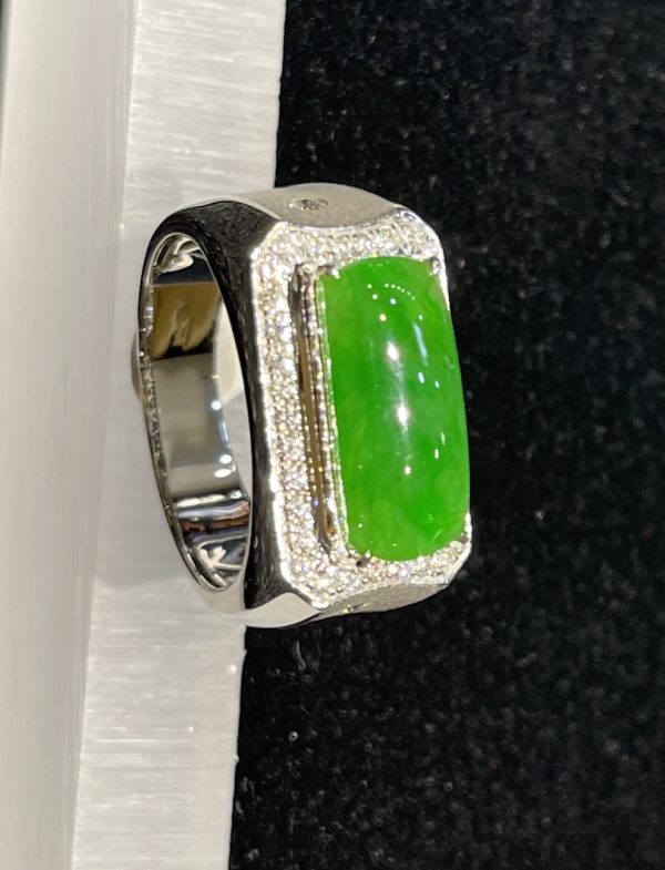 Icy translucent vibrant green saddle jadeite ring - Image 4