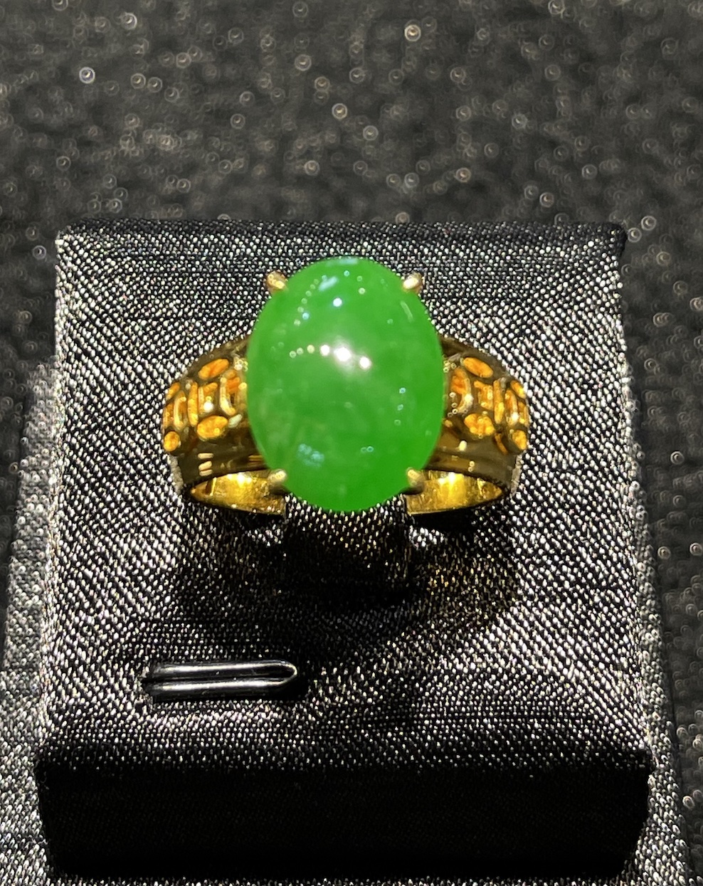 Icy translucent vibrant green cabochon jadeite ring - Image 3