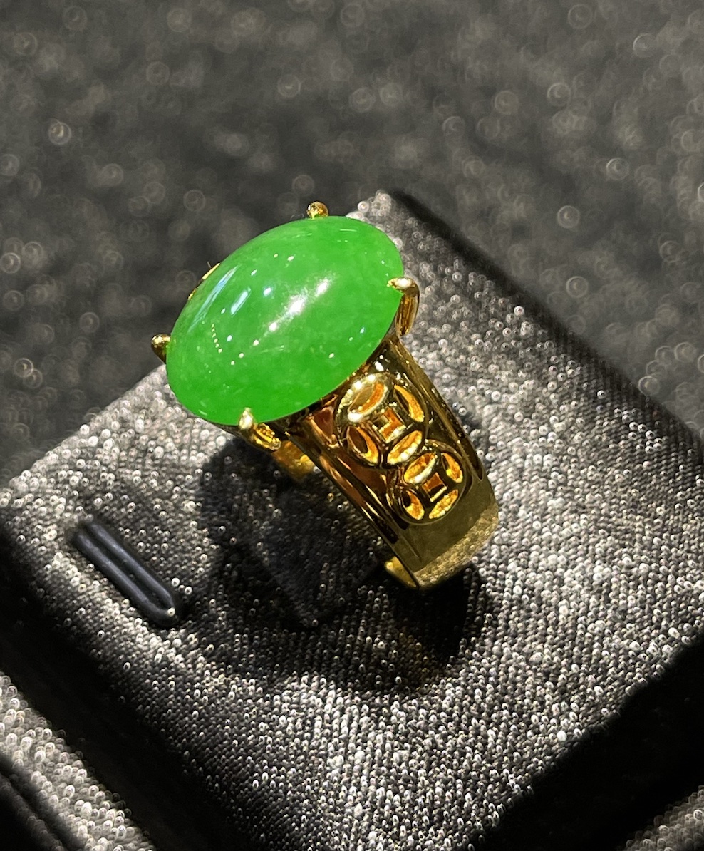 Icy translucent vibrant green cabochon jadeite ring - Image 4