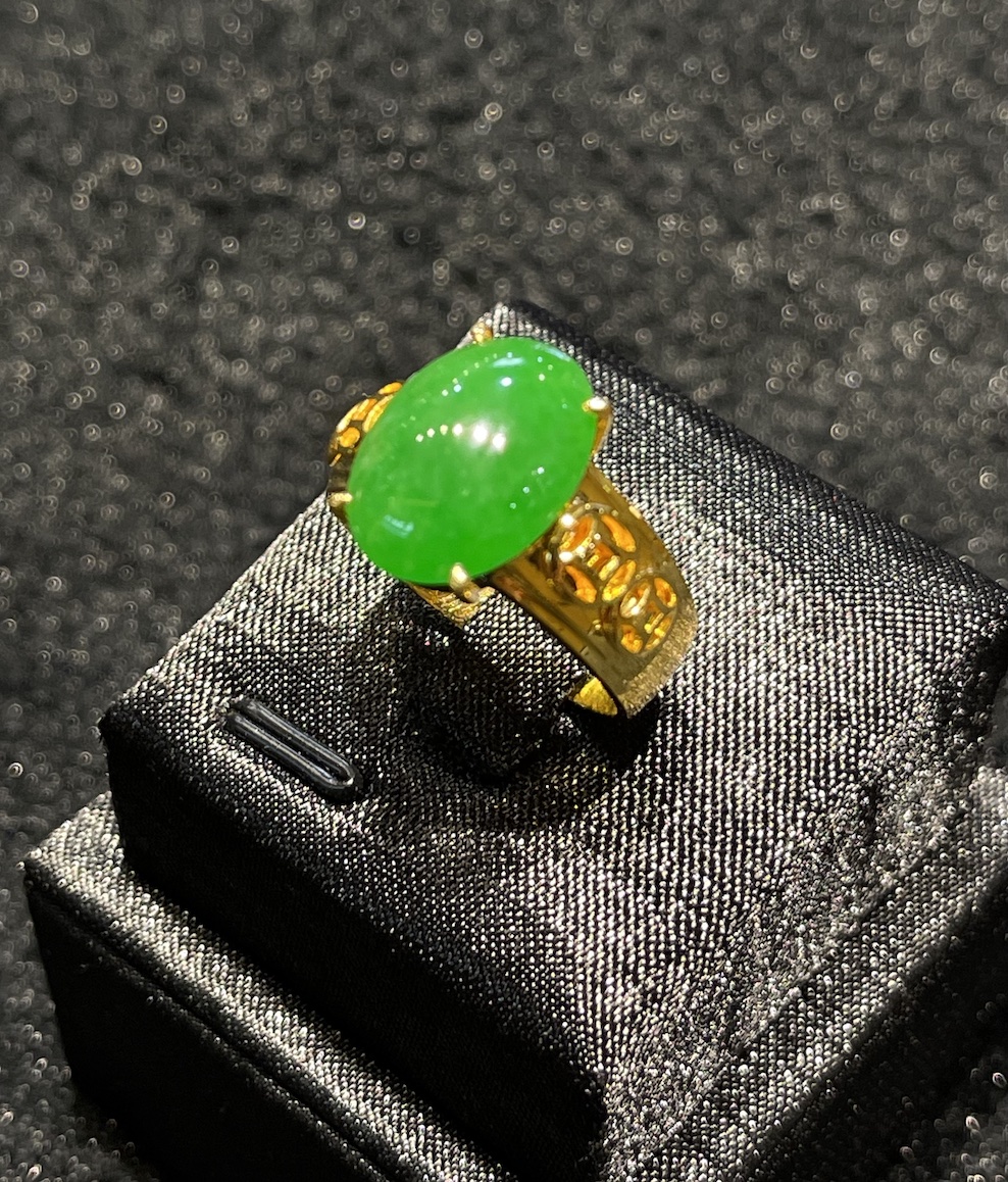 Icy translucent vibrant green cabochon jadeite ring - Image 5