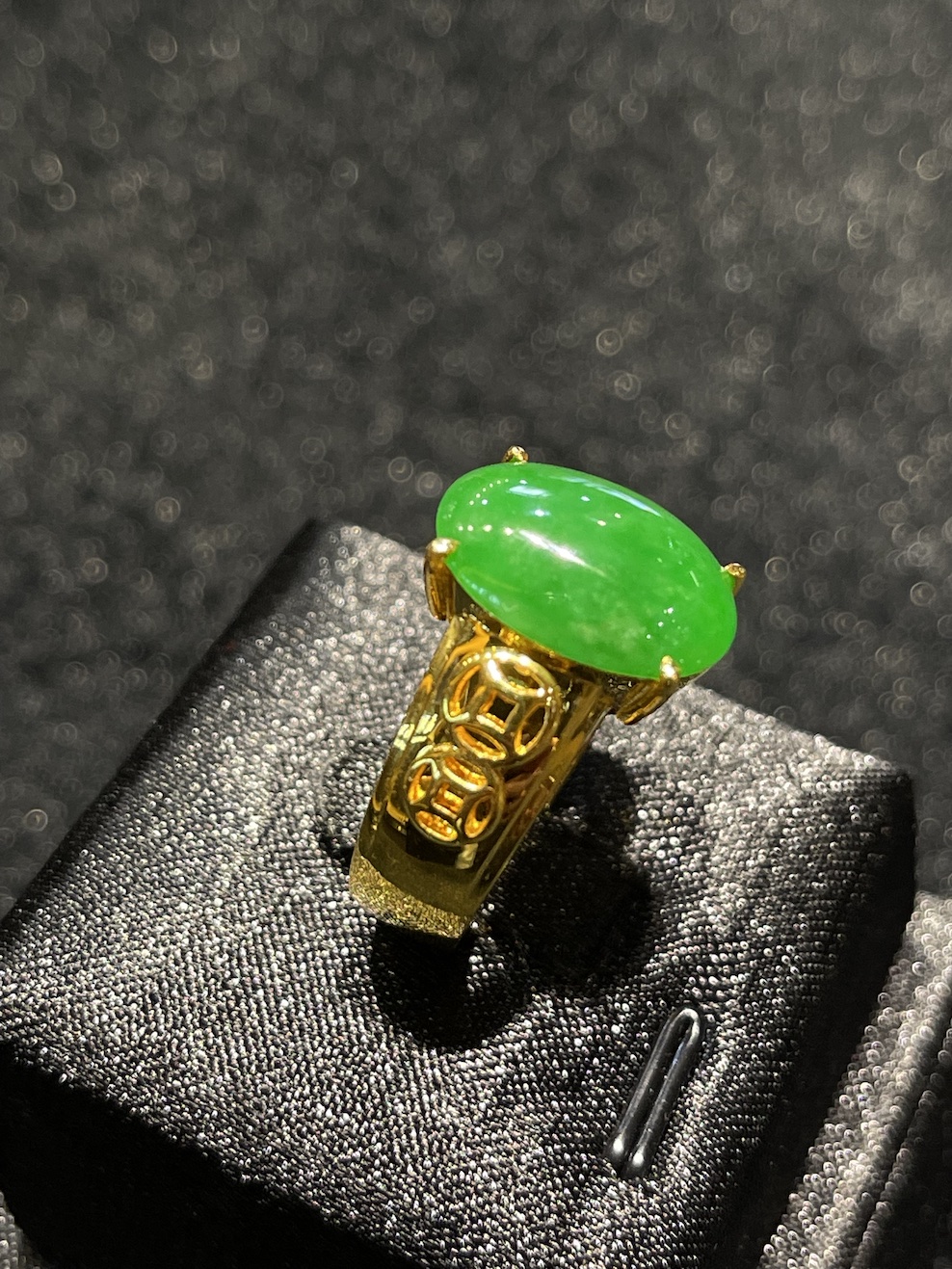 Icy translucent vibrant green cabochon jadeite ring - Image 2