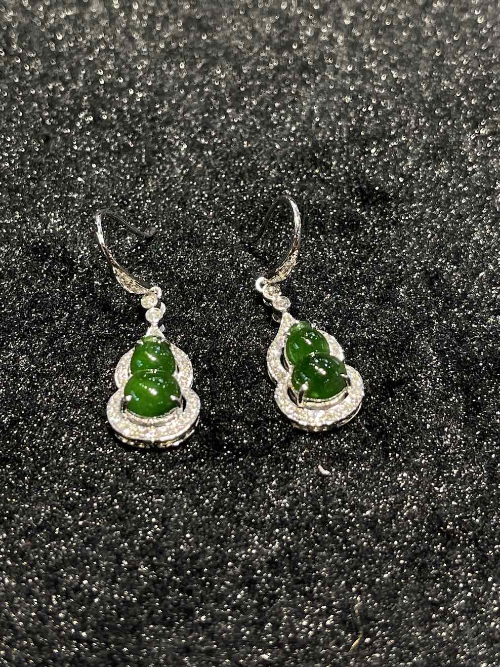 highly translucent vivid imperial green gourd jadeite earring - Image 4