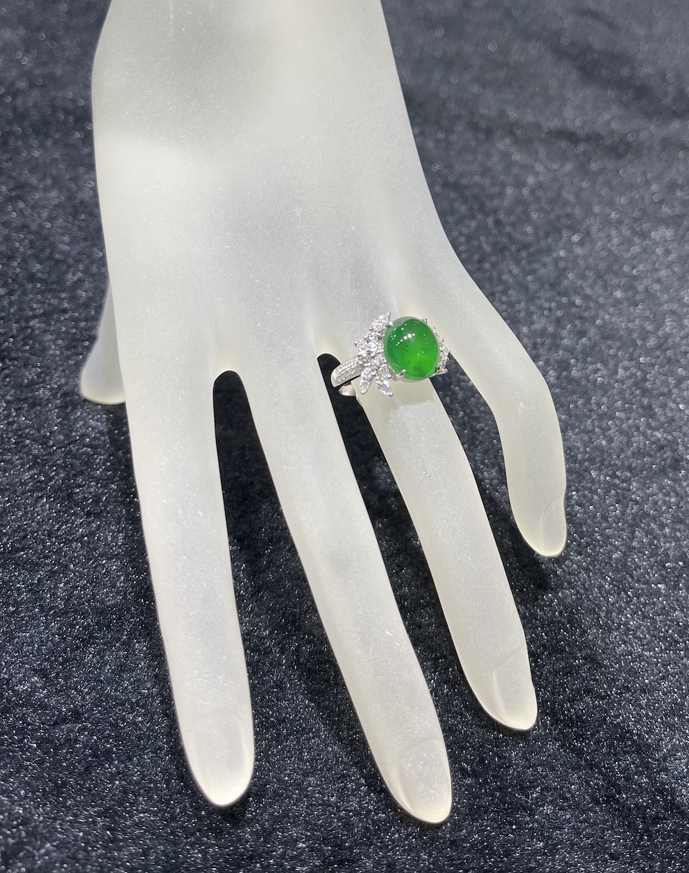 Highly translucent icy vibrant green cabochon jadeite ring - Image 3