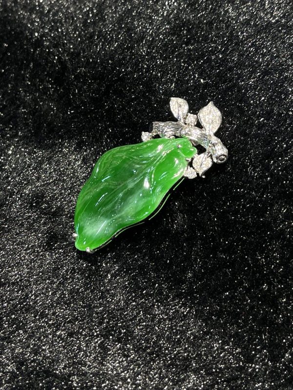 icy translucent vibrant green leaf jadeite pendant/brooch - Image 5