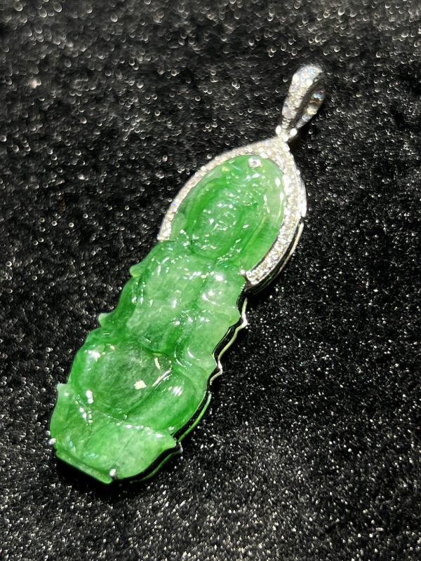 Translucent vibrant old pit green GuanYin jadeite pendant - Image 5