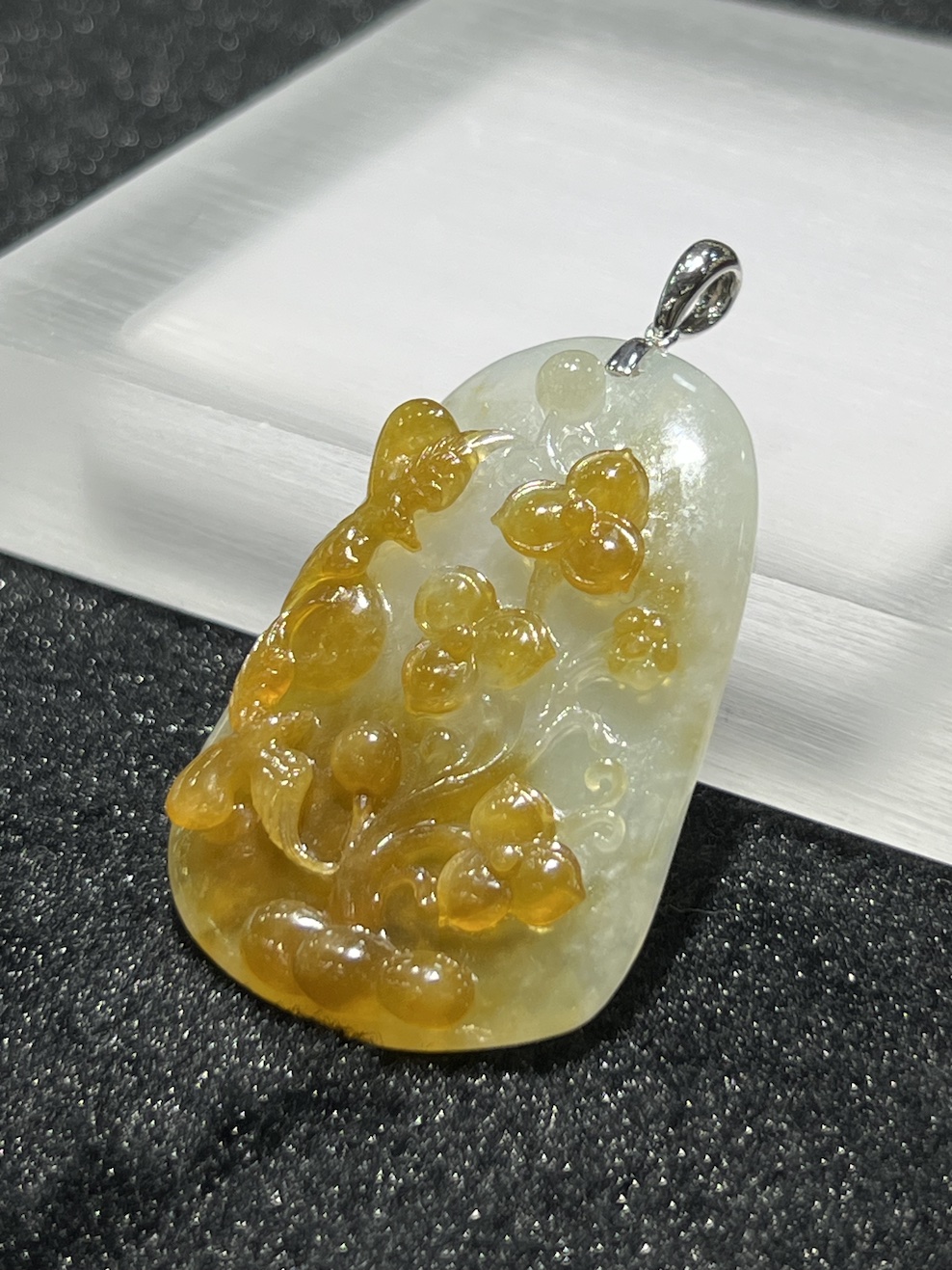 translucent honey yellow Magpie jadeite pendant - Image 3