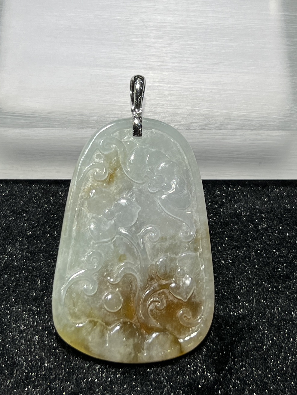 translucent honey yellow Magpie jadeite pendant - Image 4