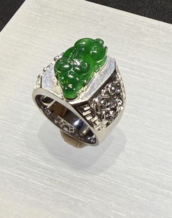highly Translucent Vivid Green Ox Carving Jade Ring