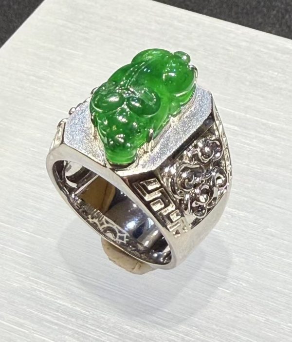 highly Translucent Vivid Green Ox Carving Jade Ring