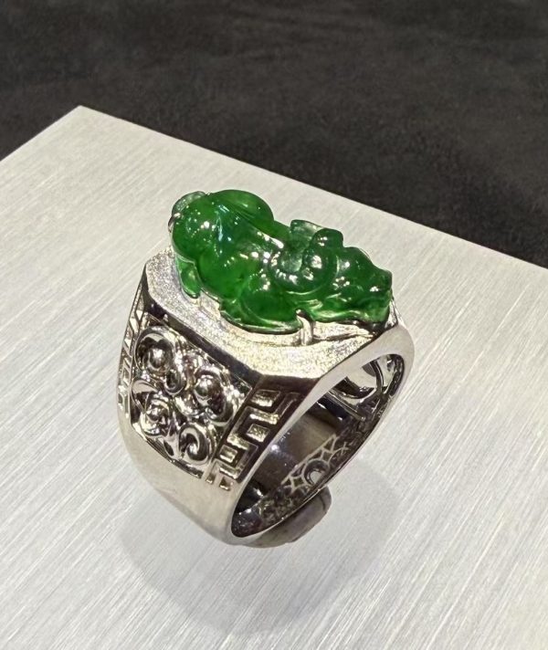highly Translucent Vivid Green Ox Carving Jade Ring