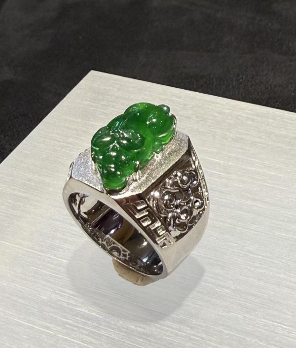 highly Translucent Vivid Green Ox Carving Jade Ring