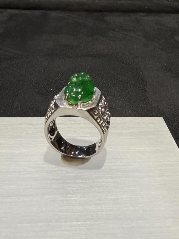 highly Translucent Vivid Green Ox Carving Jade Ring